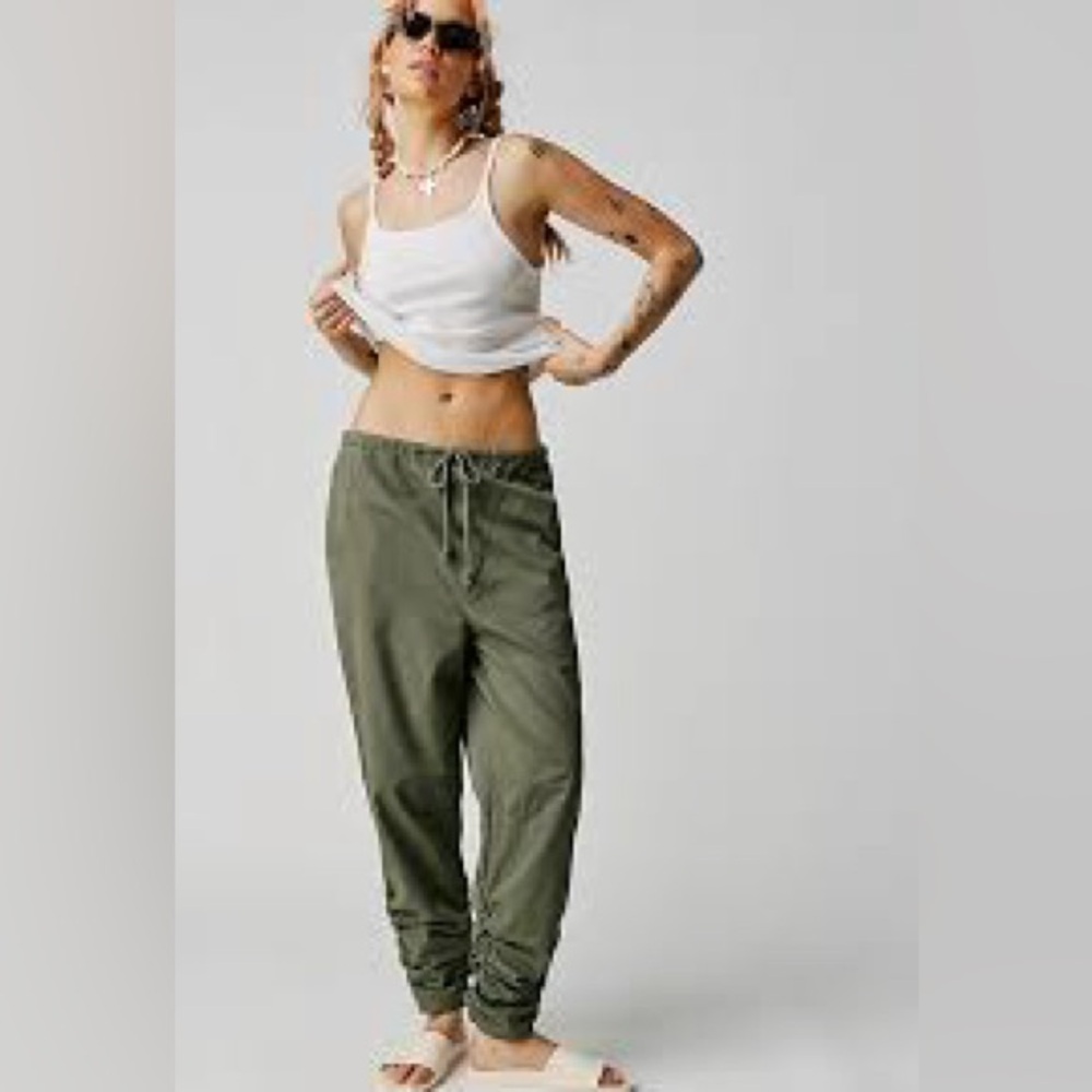 NWT FREE PEOPLE New Light Parachute Pants Hunter Green | Medium